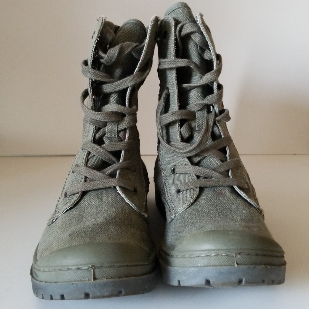 Roxy canvas material olive green lace sided boots.